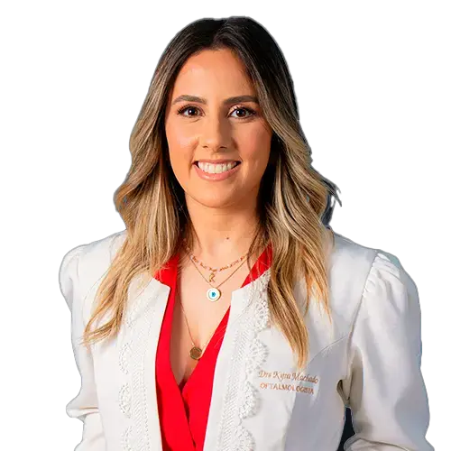 Dra. Kyra Machado olhando para frente