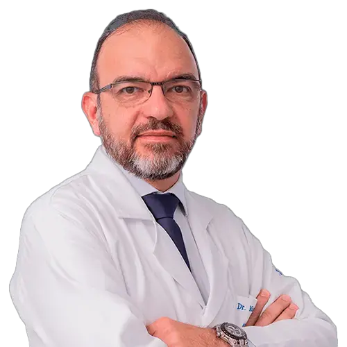 Dr. Marcio Pimenta olhando para frente, posando em um retrato colorido, em uma foto profissional, realizada para HOS – Hospital de Olhos de Sergipe , em Aracaju, SE