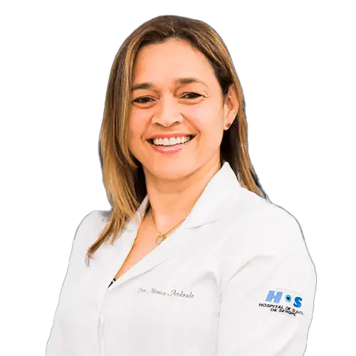 Dra. Mônica Andrade olhando para frente