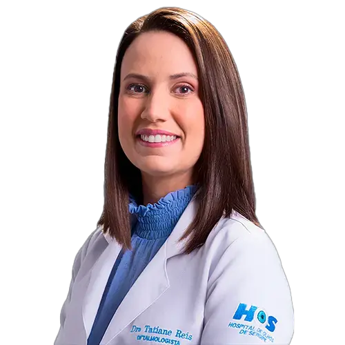 Dra. Tatiane Reis olhando para frente, posando em um retrato colorido, em uma foto profissional, realizada para HOS – Hospital de Olhos de Sergipe , em Aracaju, SE