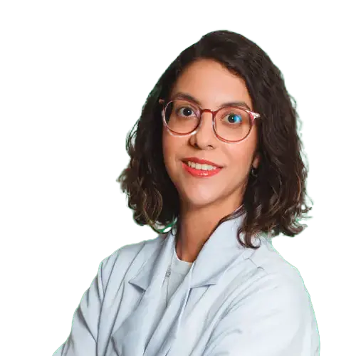 Dra. Cassia Maria olhando para frente