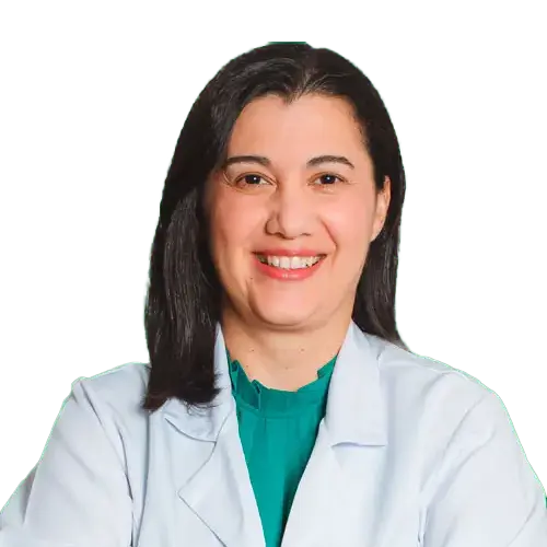 Dra. Débora Bunzen olhando para frente, posando em um retrato colorido, em uma foto profissional, realizada para HOSL – Hospital de Olhos Santa Luzia , em Recife, PE