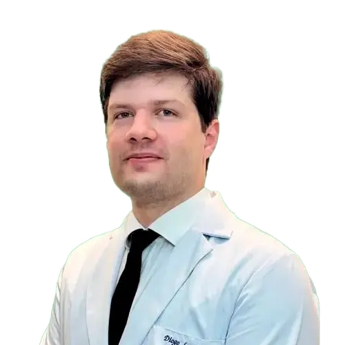 Dr. Diogo Fajardo Correia Landim olhando para frente
