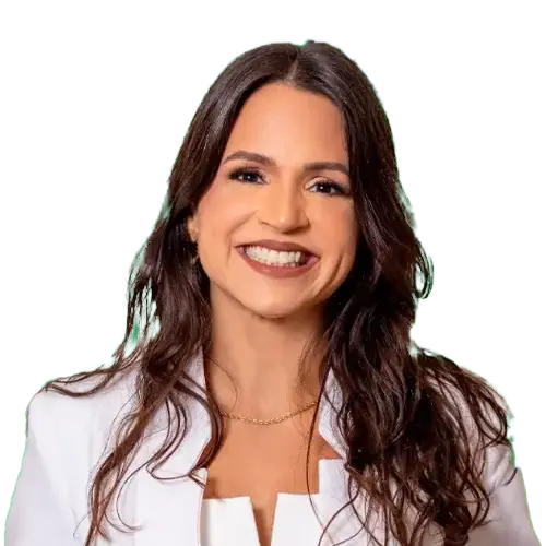 Dra. Elisa Martins Barbosa de Vasconcelos olhando para frente