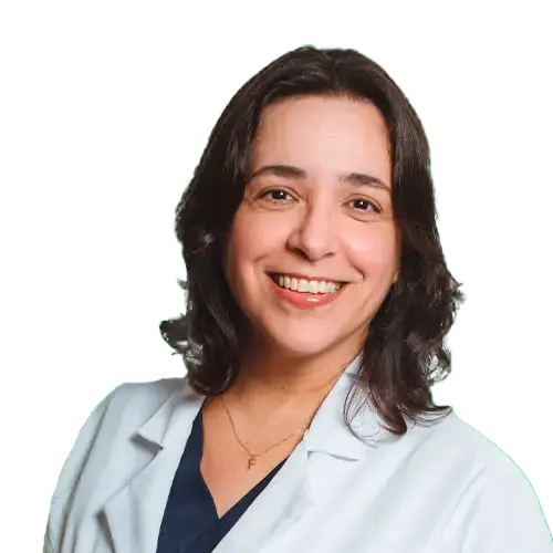 Dra. Flávia Carvalho olhando para frente