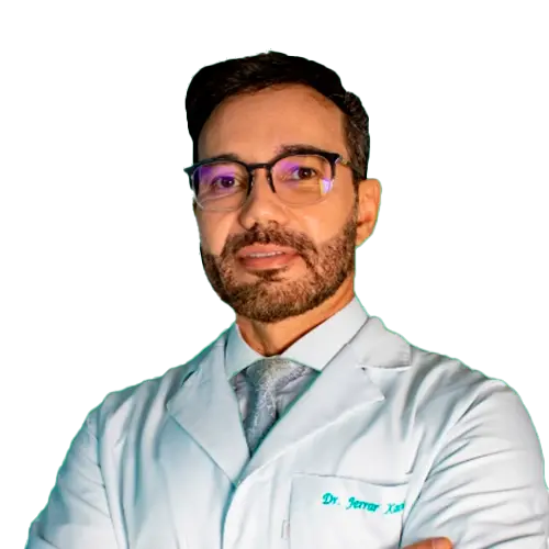 Dr. Jerrar Xavier olhando para frente