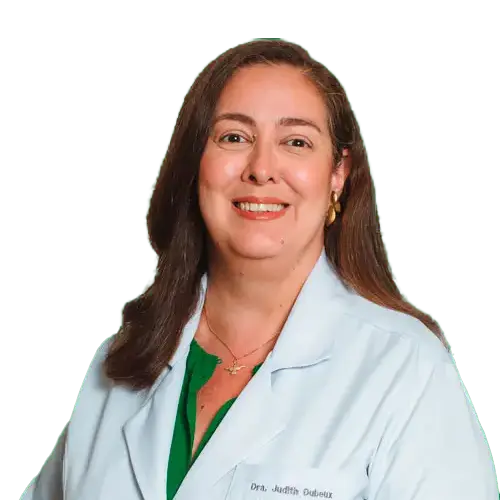 Dra. Judith Dubeux olhando para frente, posando em um retrato colorido, em uma foto profissional, realizada para HOSL – Hospital de Olhos Santa Luzia , em Recife, PE