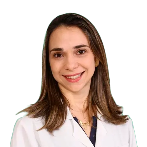 Dra. Manuela Cordeiro olhando para frente
