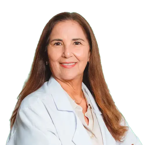 Dra. Maria Cecilia Andrade de Oliveira Fernandes olhando para frente