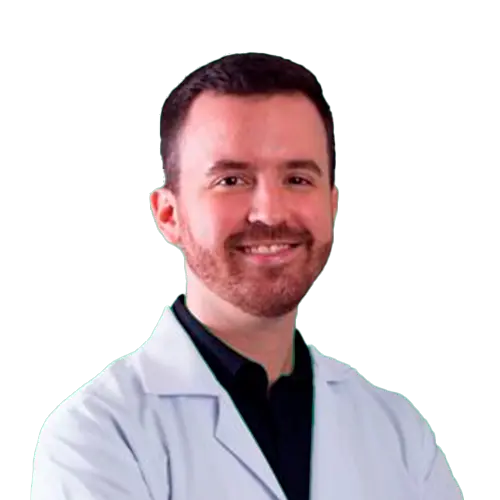 Dr. Matheus Almeida olhando para frente