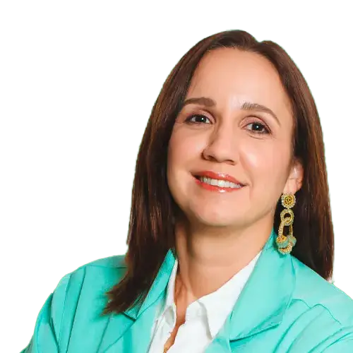 Dra. Milena Barata olhando para frente