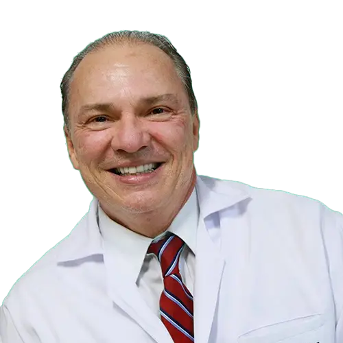 Dr. Paulo de Tasso Valença de Siqueira olhando para frente, posando em um retrato colorido, em uma foto profissional, realizada para HOSL – Hospital de Olhos Santa Luzia , em Recife, PE