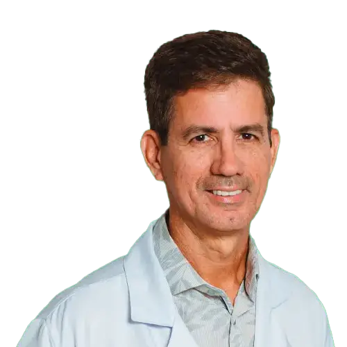 Dr. Rilcon Coelho olhando para frente