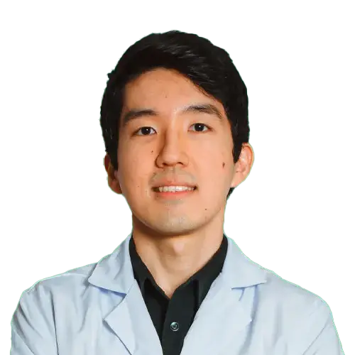 Dr. Rogério Shigueyuki Kawamura Asano olhando para frente
