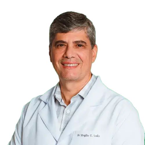Dr. Virgílio Carneiro Leão olhando para frente