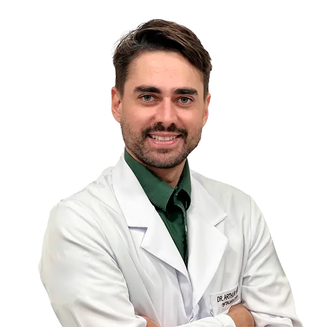 Dr. Arthur Mota olhando para frente