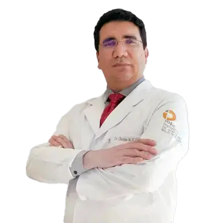 Dr. Christian M. Campos olhando para frente
