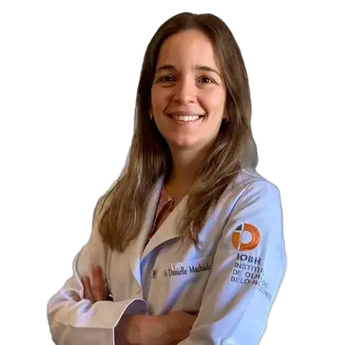 Dra. Danielle Pessoa olhando para frente, posando em um retrato colorido, em uma foto profissional, realizada para IOBH – Instituto de Olhos BH , em Belo Horizonte, MG