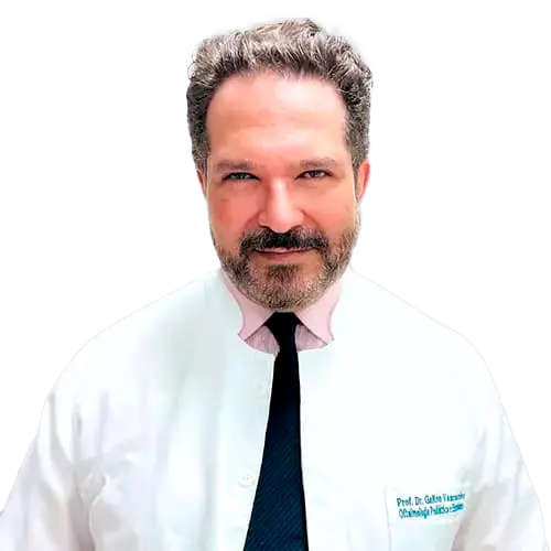 Dr. Galton Carvalho Vasconcelos olhando para frente, posando em um retrato colorido, em uma foto profissional, realizada para IOBH – Instituto de Olhos BH , em Belo Horizonte, MG