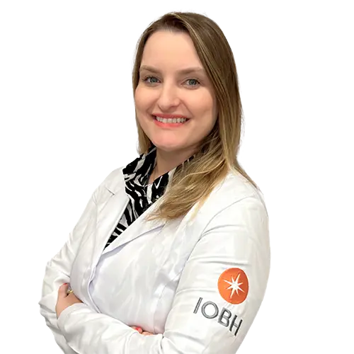 Dra. Jéssica Lanza olhando para frente