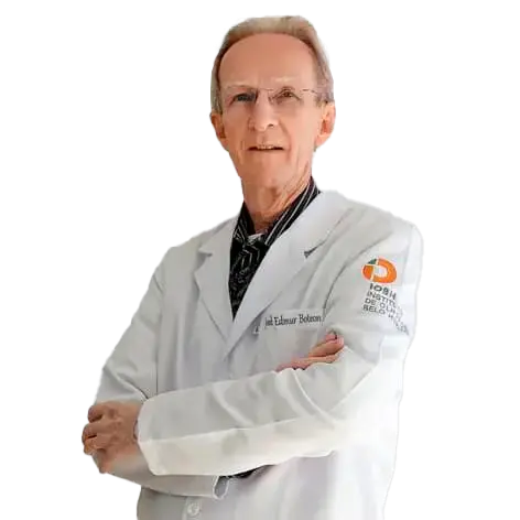 Dr. Joel Edmur olhando para frente