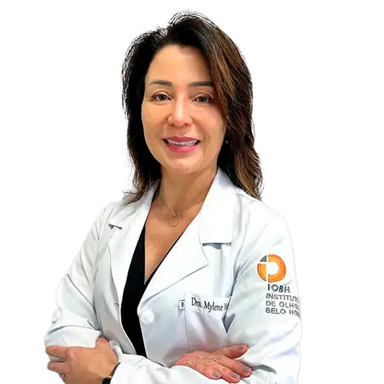 Dra. Mylene Leal Matsuhara olhando para frente