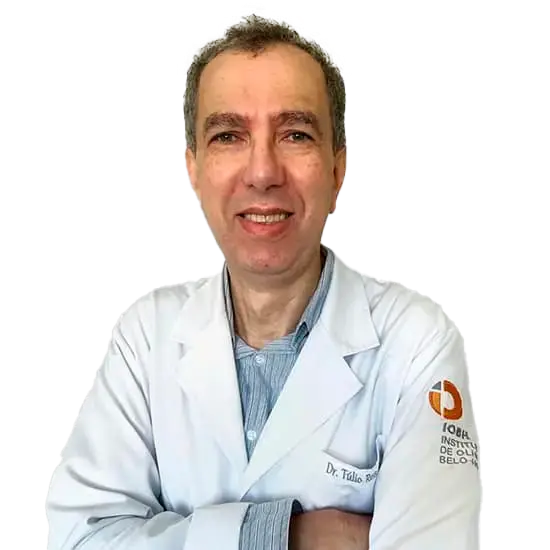 Dr. Túlio Reis Hannas olhando para frente
