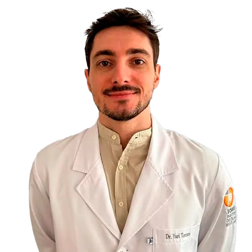 Dr. Yuri Bosi Torezani olhando para frente