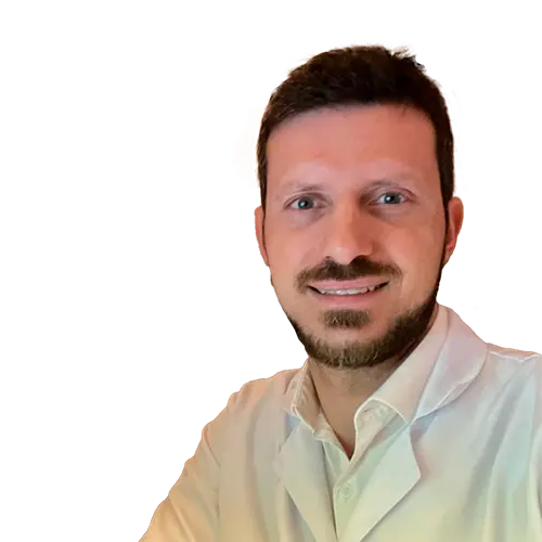 Dr. André Isolani de Souza Moser olhando para frente, posando em um retrato colorido, em uma foto profissional, realizada para Oftalmos Hospital de Olhos , em Balneário Camboriú – Itajaí, SC