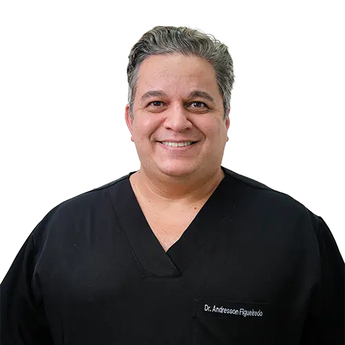 Dr. Andresson Figueiredo olhando para frente