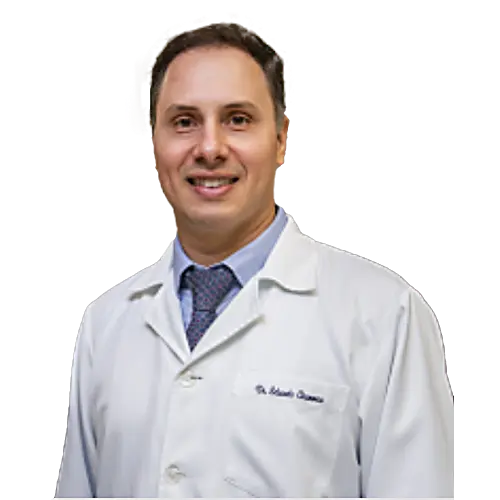 Dr. Eduardo Chammas olhando para frente