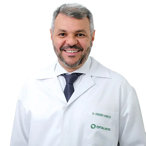 Dr. Fernando Ramalho olhando para frente