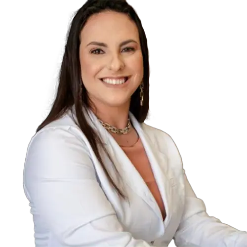 Dra. Karina Gaio olhando para frente