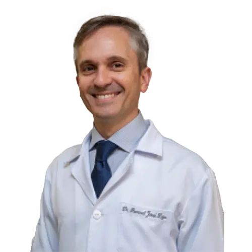 Dr. Rommel Josué Zago olhando para frente