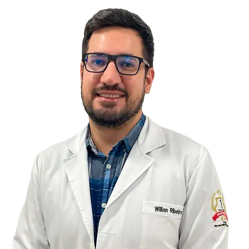 Dr. Willian Ribeiro olhando para frente