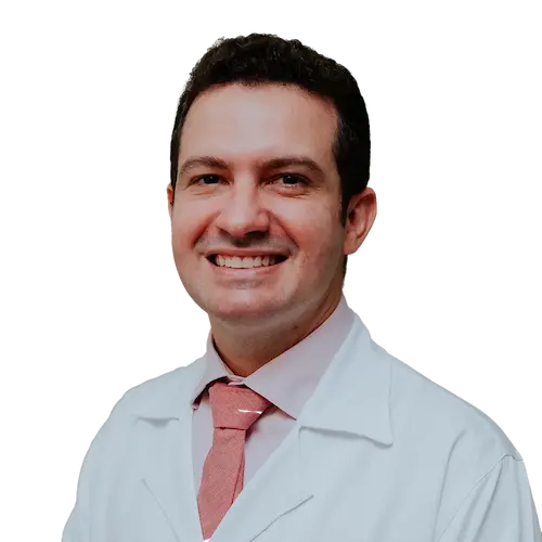 Dr. Álvaro Regino de Carvalho Melo olhando para frente