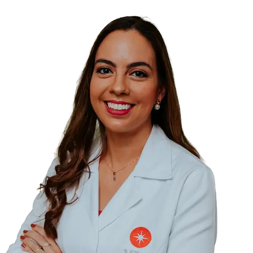 Dra. Amanda Correia da Paz olhando para frente