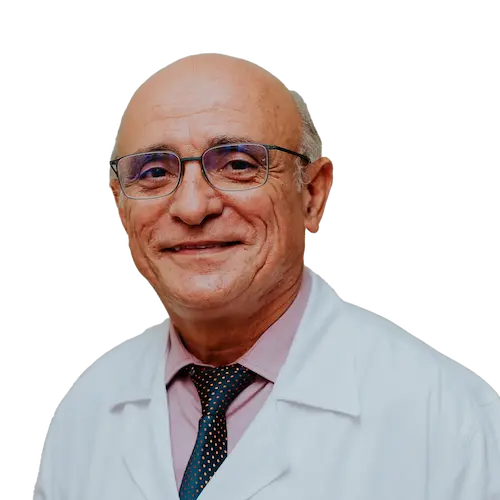 Dr. Antônio Teixeira Júnior olhando para frente