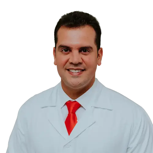 Dr. César Martins Cortez Vilar olhando para frente