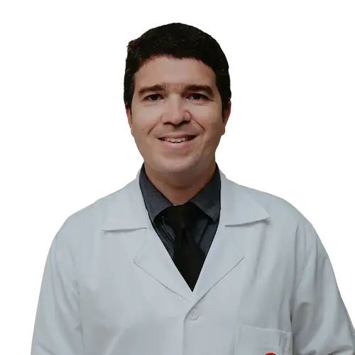 Dr. Daniel Amorim Leite olhando para frente