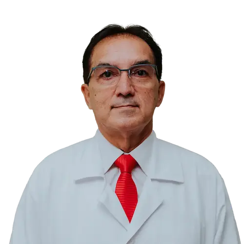 Dr. Ednaldo Atem Gonçalves olhando para frente