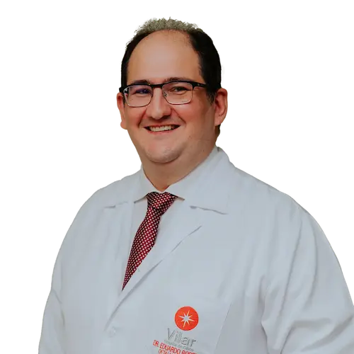 Dr. Eduardo Roberto Silva Melo Cruz olhando para frente