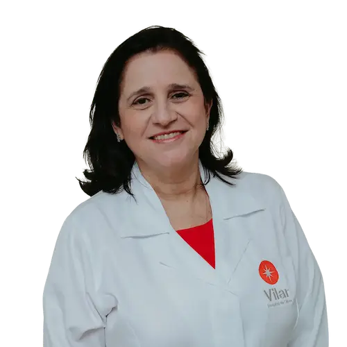Dra. Fabienne Camilo da Silva Pirajá olhando para frente, posando em um retrato colorido, em uma foto profissional, realizada para Vilar Hospital de Olhos , em Teresina, PI