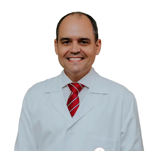 Dr. Fábio Martins Soares olhando para frente