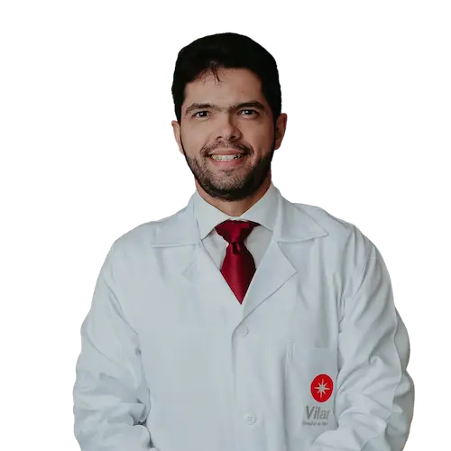 Dr. George Furtado Martins e Rocha olhando para frente