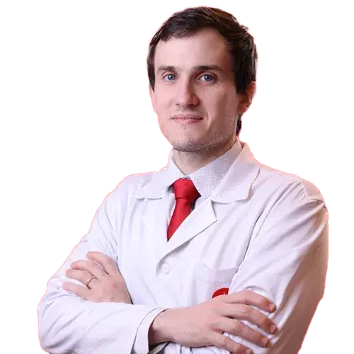 Dr. Gilvan Vilarinho da Silva Filho olhando para frente, posando em um retrato colorido, em uma foto profissional, realizada para Vilar Hospital de Olhos , em Teresina, PI