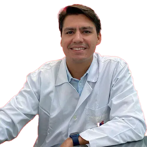 Dr. João Medeiros Tavares Neto olhando para frente, posando em um retrato colorido, em uma foto profissional, realizada para Vilar Hospital de Olhos , em Teresina, PI