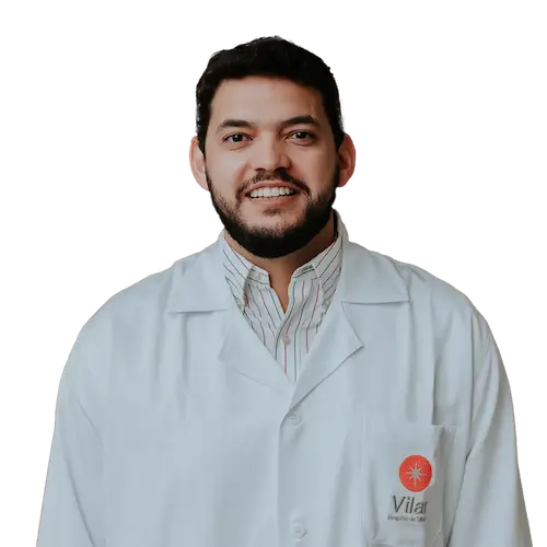 Dr. Leonardo Machado Martins olhando para frente