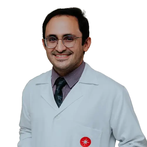 Dr. Leonardo Pinheiro Teixeira olhando para frente