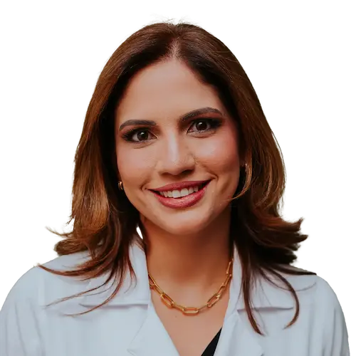 Dra. Marina Costa Carvalho de Sousa olhando para frente